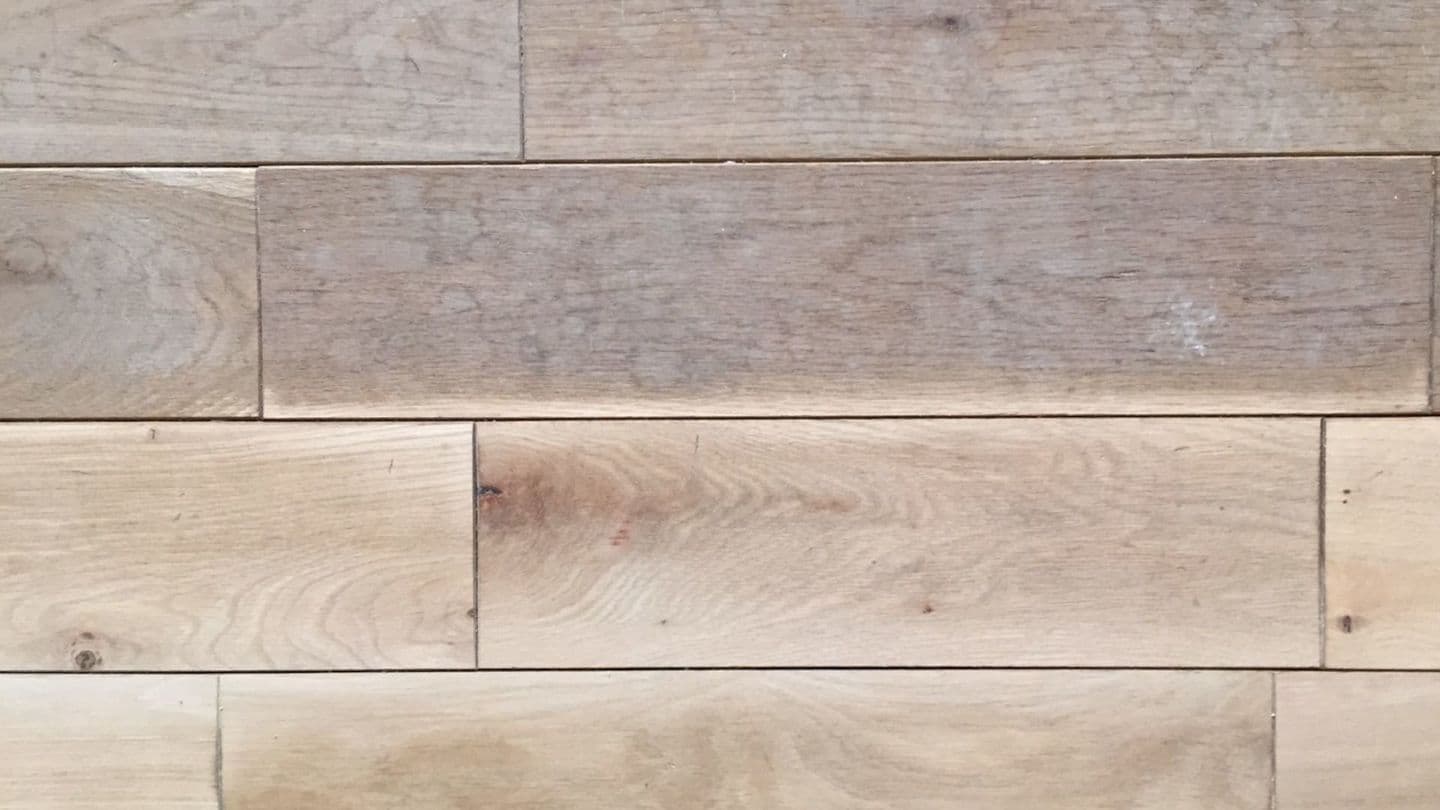 フローリング研磨（サンディング）で表面を整える工程